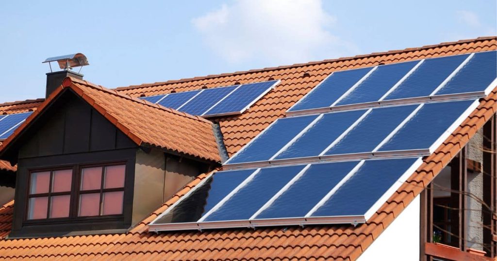 Panneaux solaires sur toit d'une maison