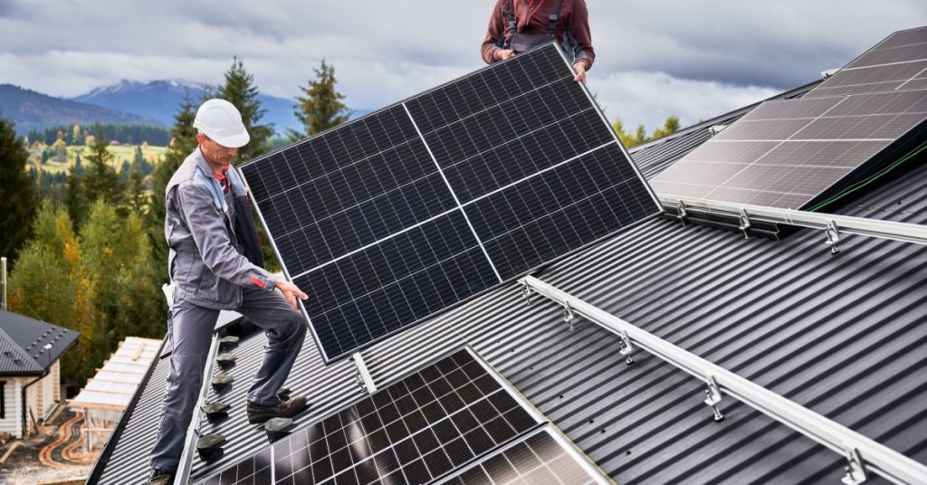 Ouvrier installant un panneau solaire