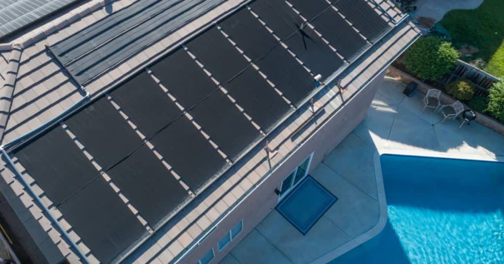 Panneaux solaires sur toit à côté d'une piscine