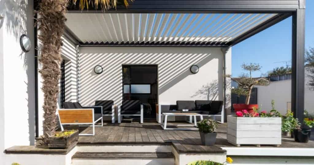 veranda pergola bio climatiques avec lames blanches en aluminium inclinées