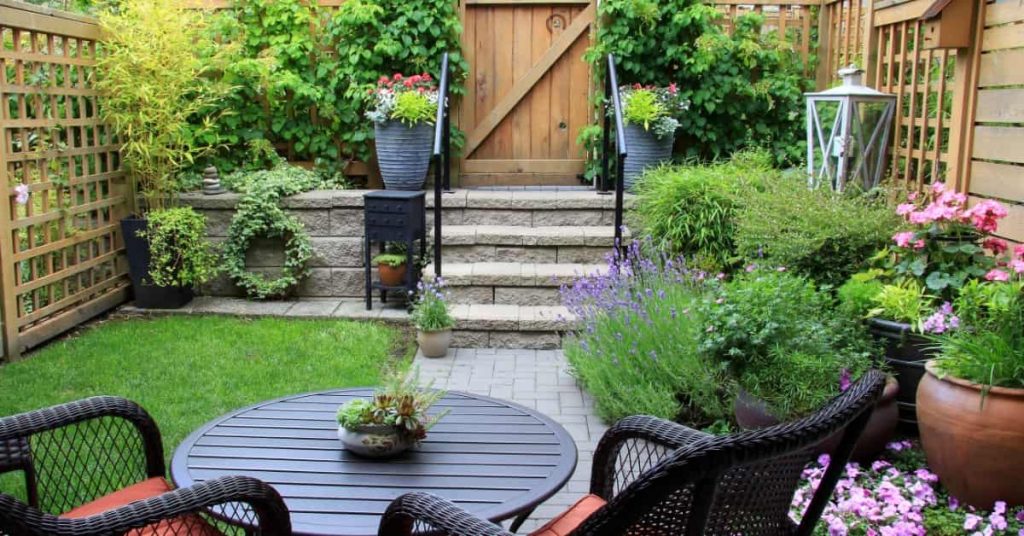 aménagement petit jardin avec table et fleurs