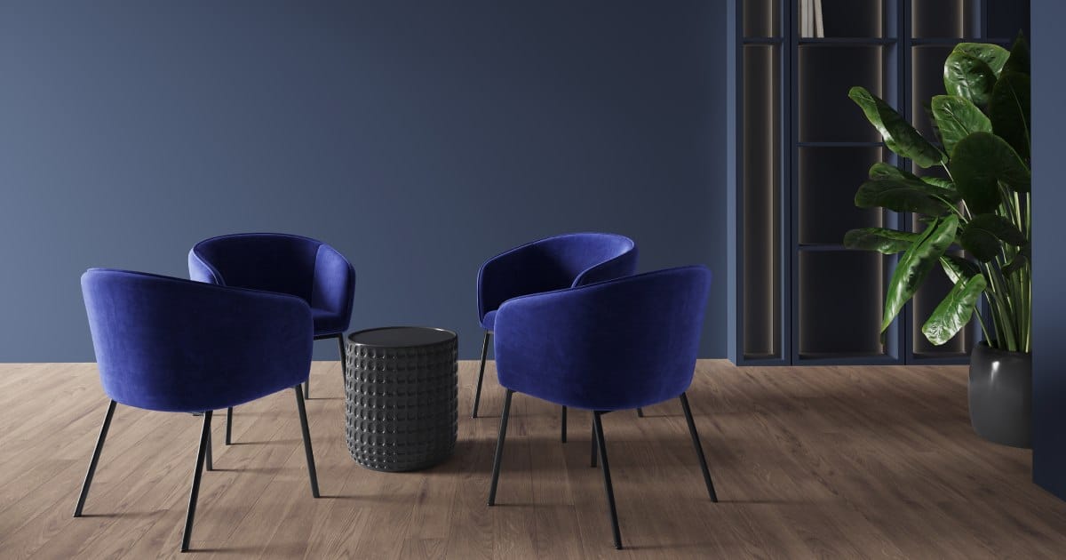 Salle de séjour sombre de la marine avec murs de peinture vides bleus et chaises cyennes lumineuses. Accentuer les couleurs de l'indigo. Montrez-vous pour l'art ou l'image. La chambre est dotée d'une télévision à écran plat 32 pouces.