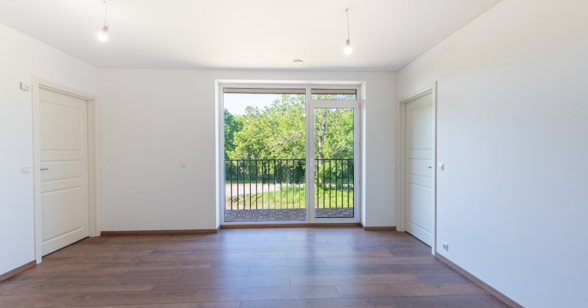 Pièce d'une maison entièrement vidée de ses meubles et de sa décoration.