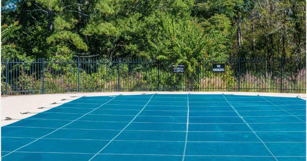 bâche piscine avec sangles