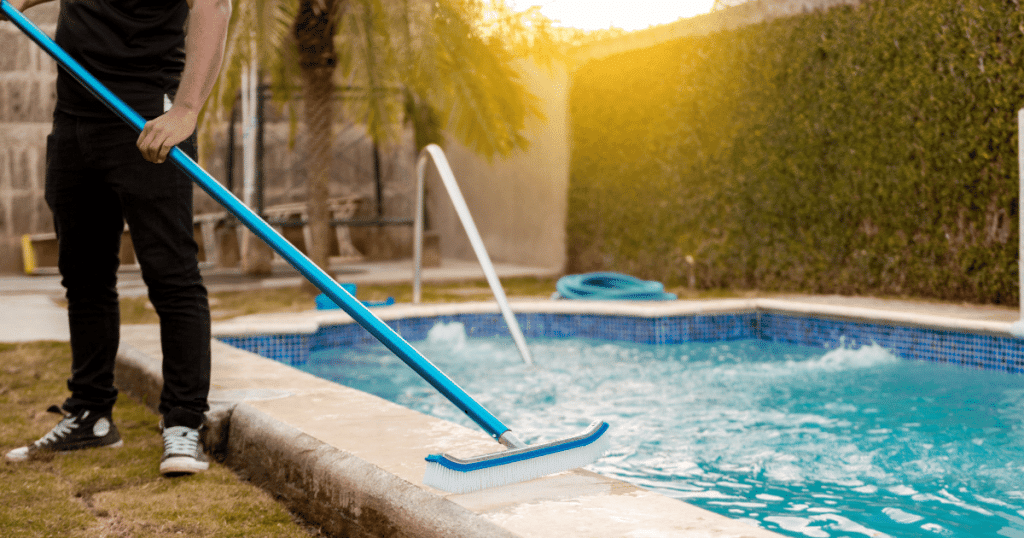 Homme qui nettoie les rebords de sa piscine