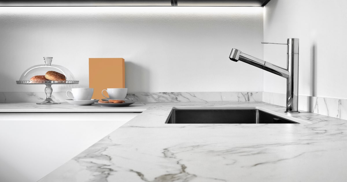 cuisine moderne et récemment rénovée avec un plan de travail en marbre