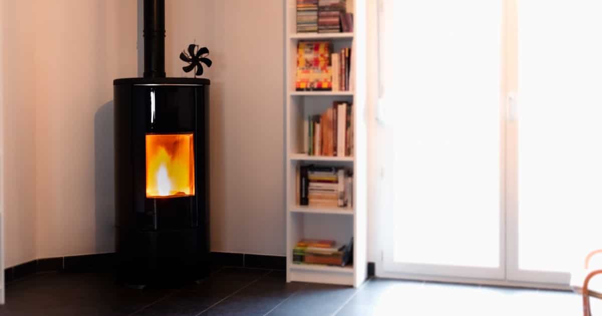 Poêle à pellets dans le salon d'une habitation en Belgique.