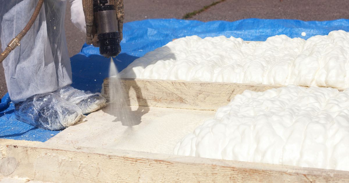 Projection de polyuréthane de couleur blanche sur le sol