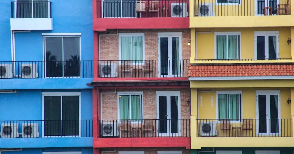 Des pompes à chaleur sont installées sur le balcon de plusieurs appartements