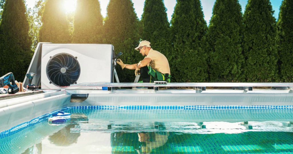 installateur de pompe à chaleur qui installe une pac à côté d'une piscine