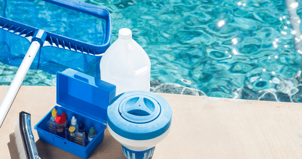 kit de nettoyage piscine et test d'alcalinité à côté d'une piscine