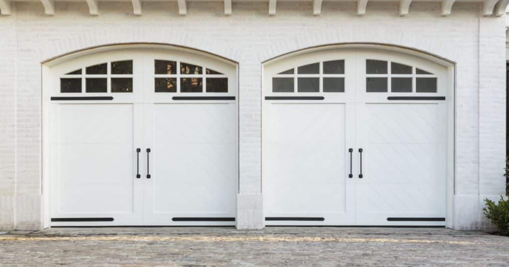 2 portes de garages battantes blanches