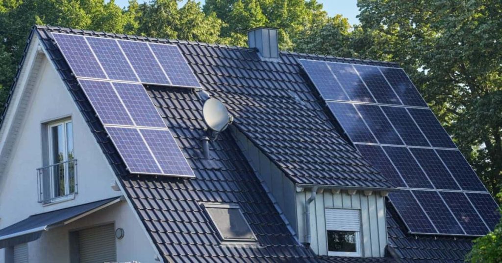 panneaux solaires sur la toiture d'une maison