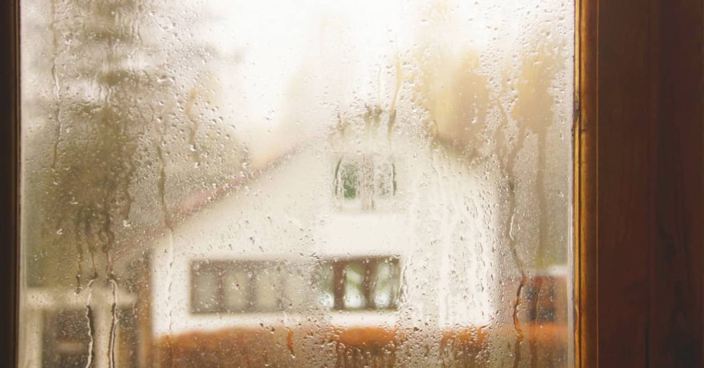 Photo prise de l'intérieur d'un problème de condensation