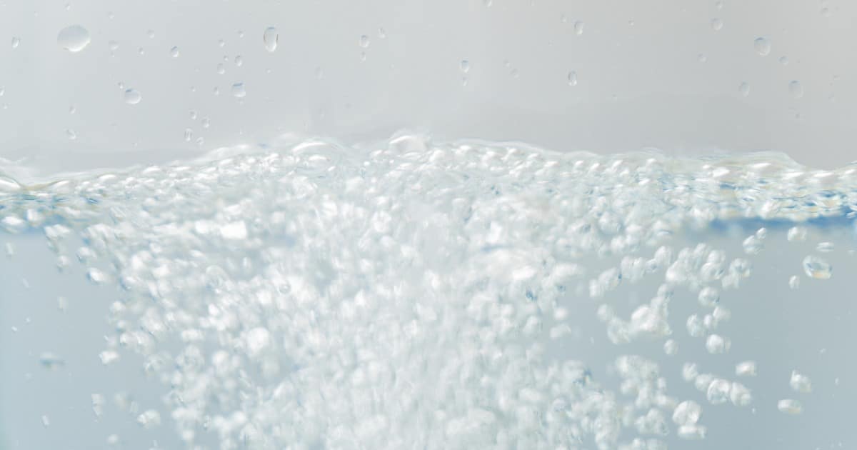 Représentation imagée de l'eau dans un adoucisseur.