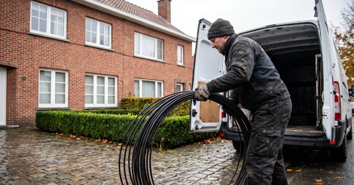 Un ramoneur qui arrive chez des clients avec son matériel.