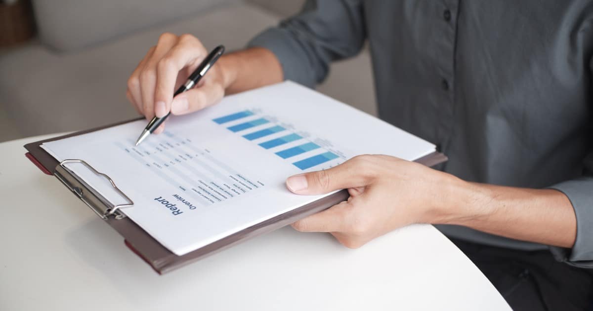 Auditeur qui remplit un rapport d'audit logement en Wallonie.