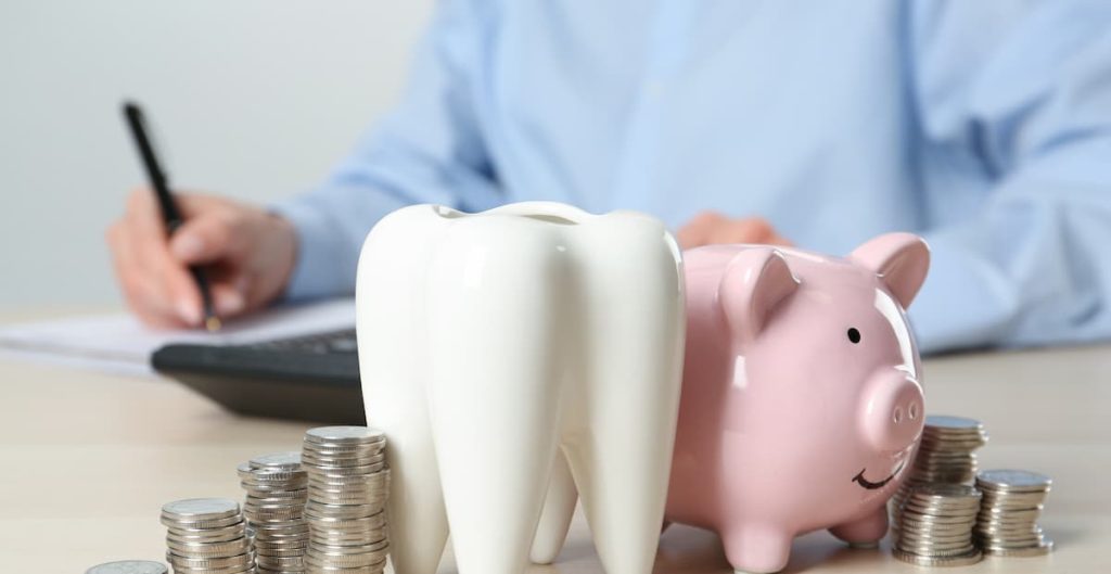 Un homme en train de calculer ses frais dentaires
