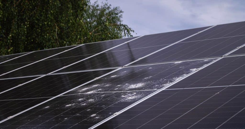 Panneaux solaires endommagés avec des marques d'impact. 