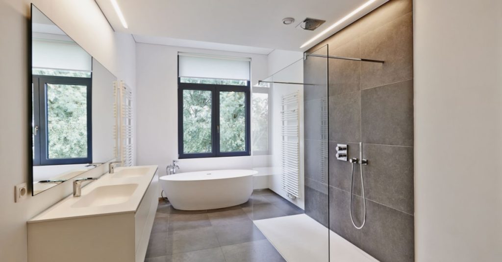 Salle de bain moderne avec douche à l'italienne et baignoire en ilot