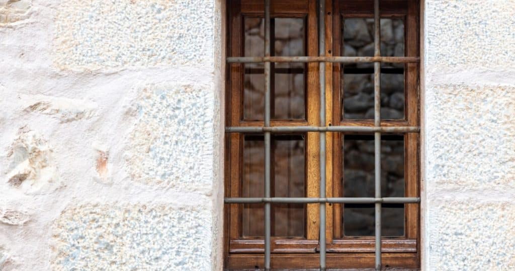 La façade rénovée d'une ancienne bâtisse avec un enduit à la chaux et une finition avec pierres apparentes.