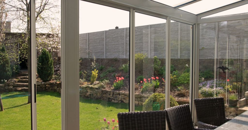 Vitres de veranda donnant sur un jardin extérieur.