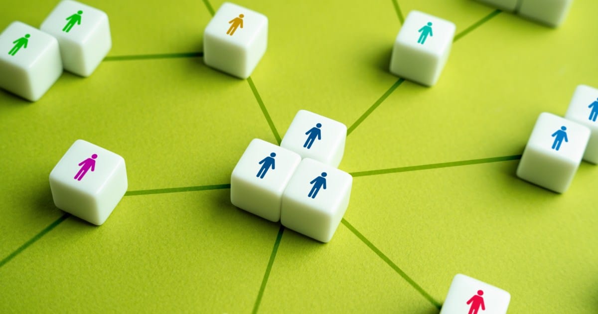 Connexions entre les personnes, les groupes et les équipes. Communication d'entreprise et commerciale. Relations de travail et ressources humaines. Travail d'équipe. Coopération et collaboration. Établir des relations de travail.

