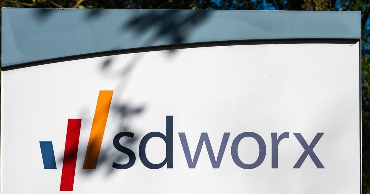 Logo SD Worx affiché sur un bâtiment.