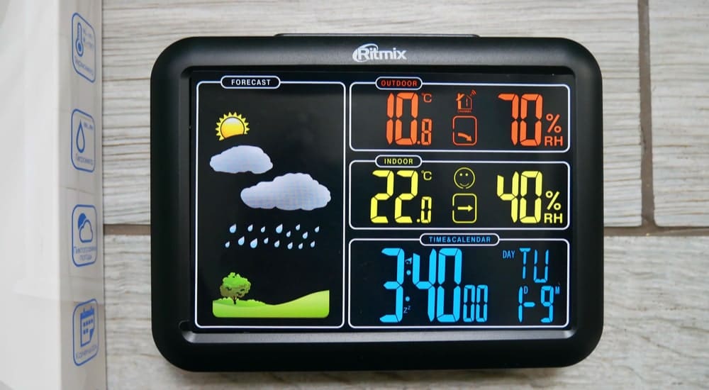 Station météo d'intérieur Ritmix qui calcule le taux d'hygrométrie et la température.