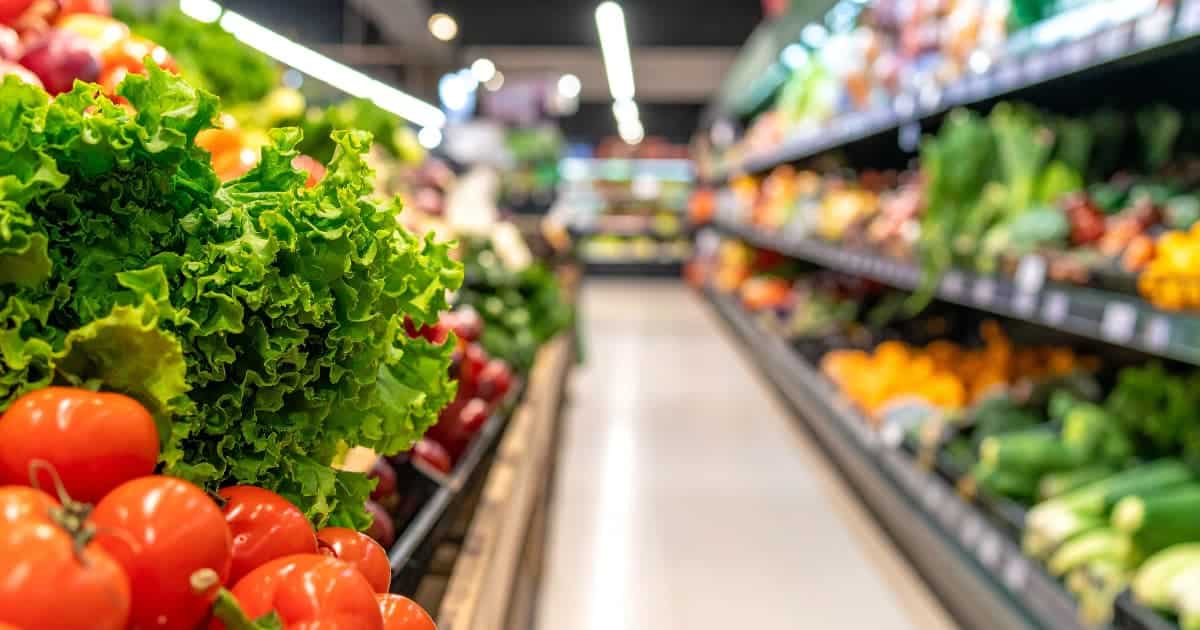 un rayon de supermarché avec des légumes