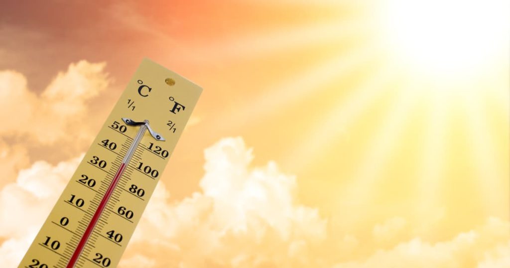 thermomètre avec température élevée et soleil qui tape fort 