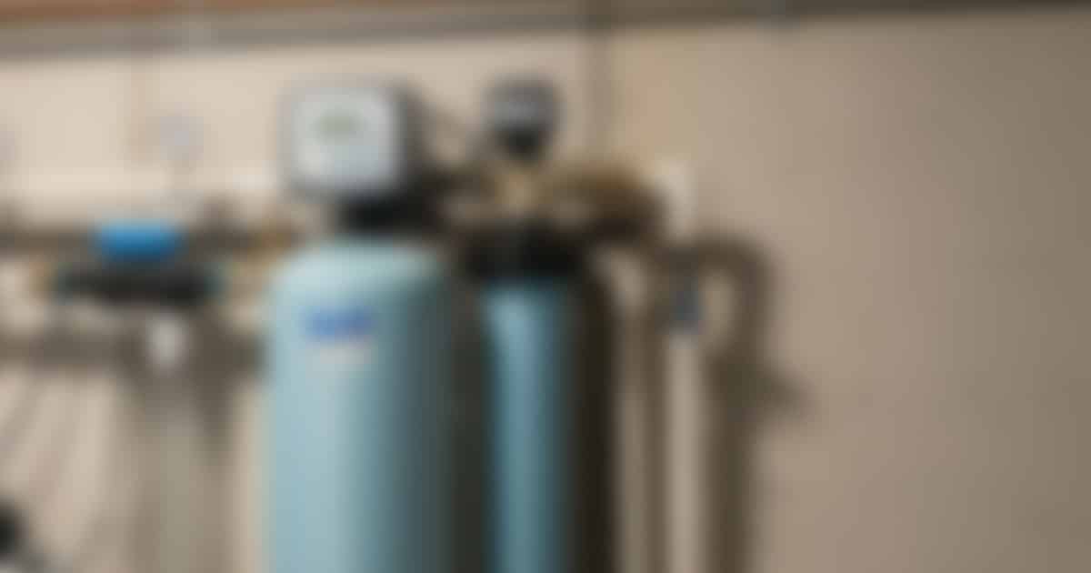 Système de filtration de l'eau dans la plomberie de sous-sol avec des tuyaux, et adoucisseur d'eau et de traitement pour la maison.