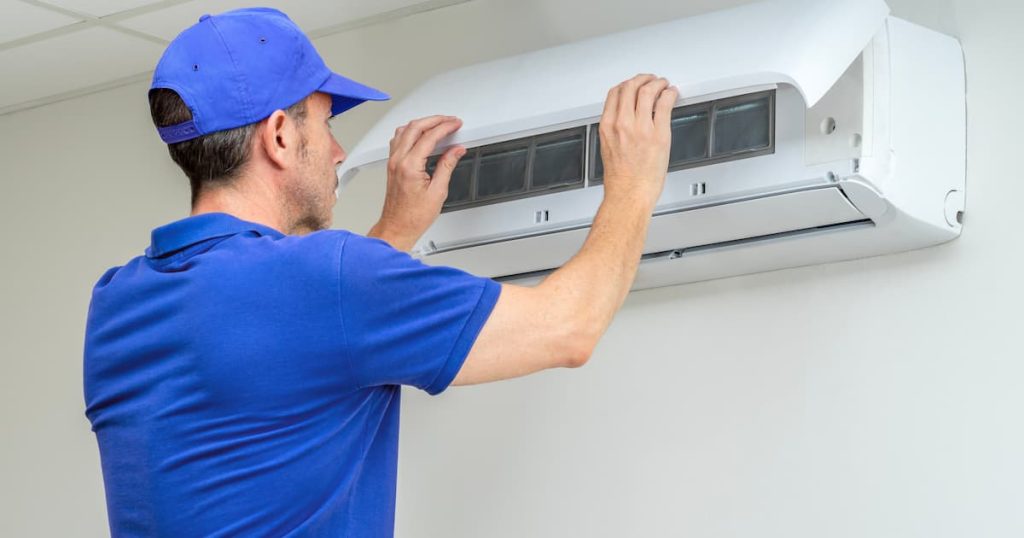Technicien Hvac effectuant l'inspection de maintenance de l'air conditionné. Service de réparation des pannes et des pannes d'urgence 24 heures sur 24. Assurance habitation.