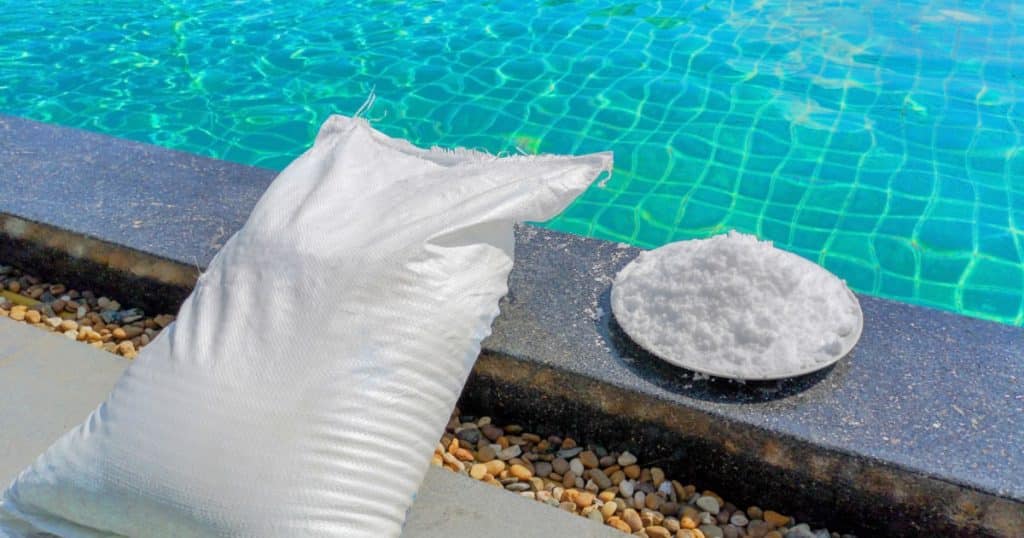 Sachet et assiette de sel au bord de la piscine. 