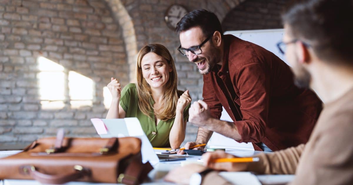 Travailleurs d'une start up travaillant tous ensemble. 