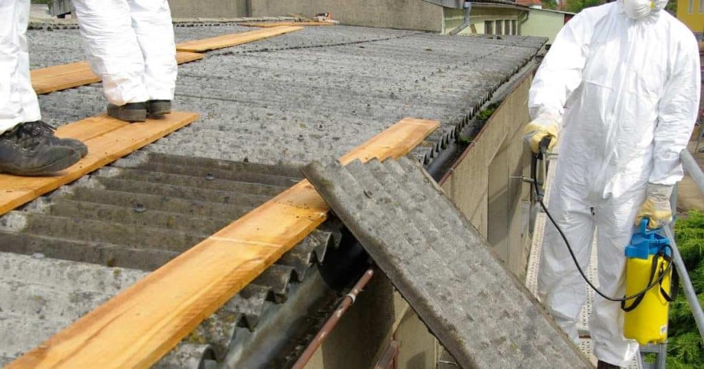 Professionnel faisant des travaux sur une toiture contenant de l'amiante