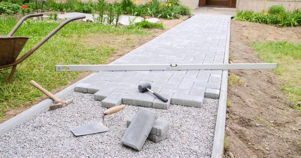Construction d'une allée dans un jardin