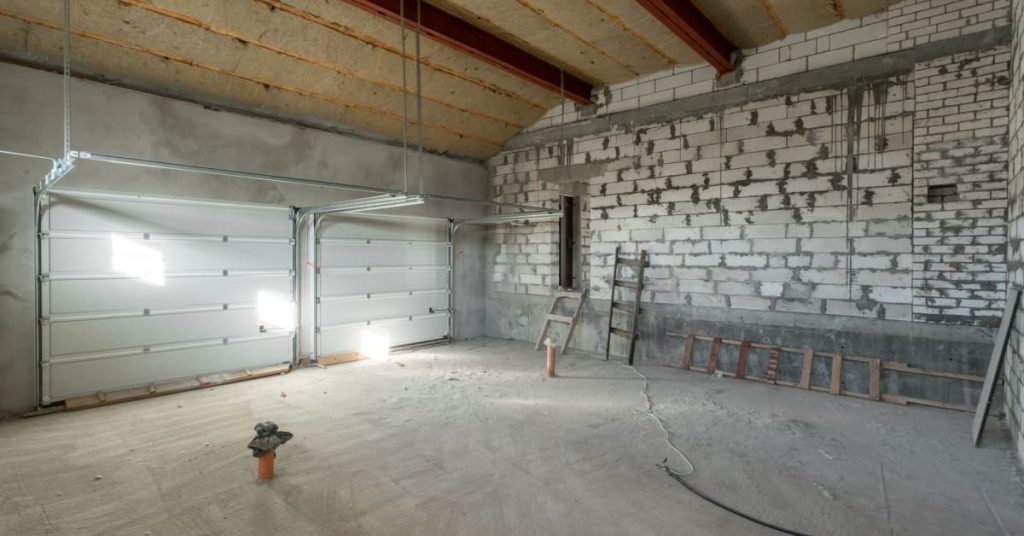 Garage en travaux avec isolant sur le plafond