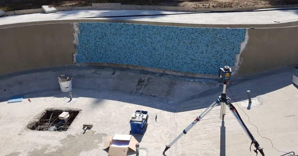 Construction d'une paroi de piscine. 