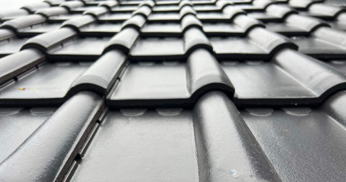 Tuiles en béton sur la toiture d'une habitation.