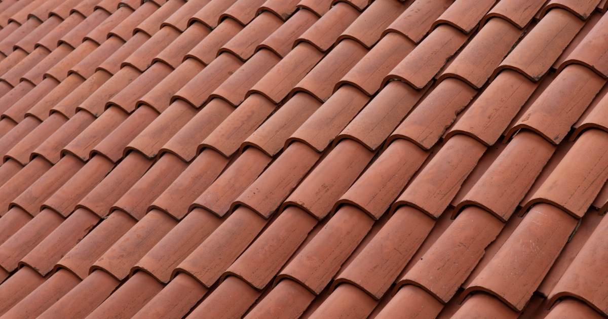 Toiture de tuiles en terre cuite.