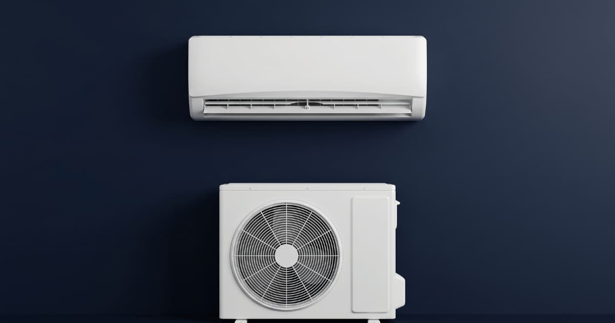 Une unité intérieure murale blanche avec lamelles horizontales et une unité extérieure blanche avec grille de ventilation ronde présentées ensemble sur un fond bleu marine foncé.