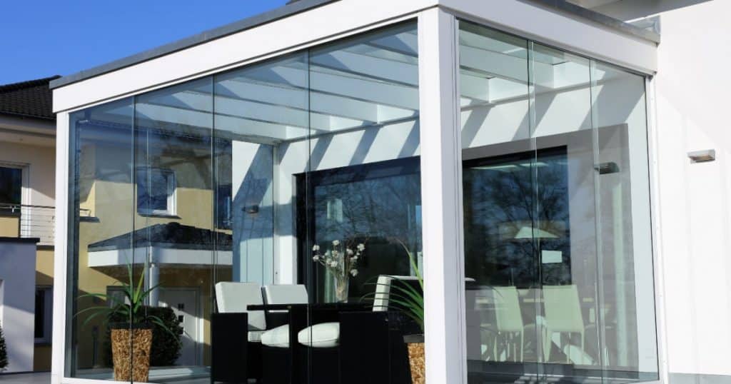 veranda design moderne vitree avec salon