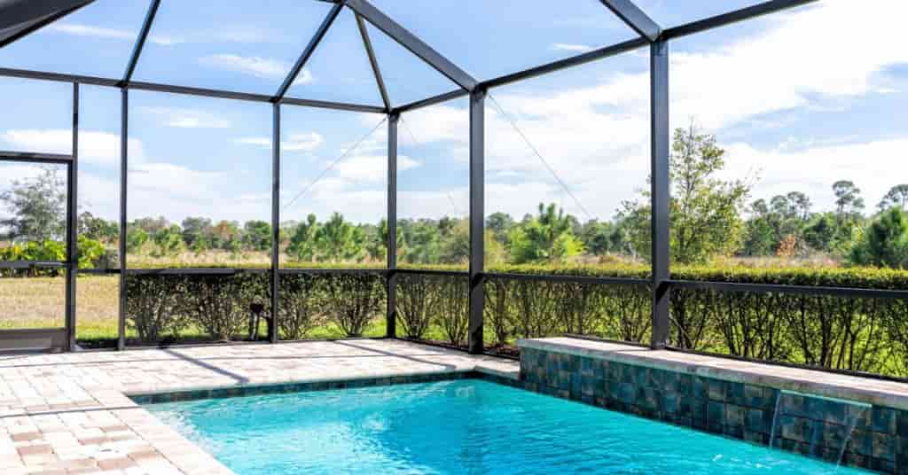 véranda pour piscine complètement vitrée avec structure en aluminium 