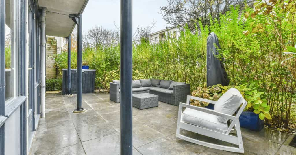 Terrasse avec vue sur les pilotis d'une véranda et aménagement de l'espace