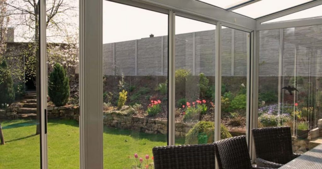 Intérieur d'une véranda avec vue sur le jardin