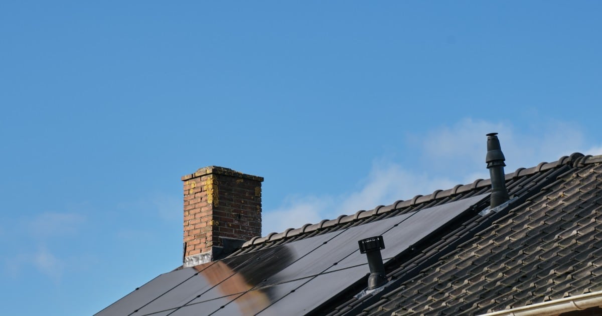 Vieille cheminée sur le toit d'une maison en Belgique.