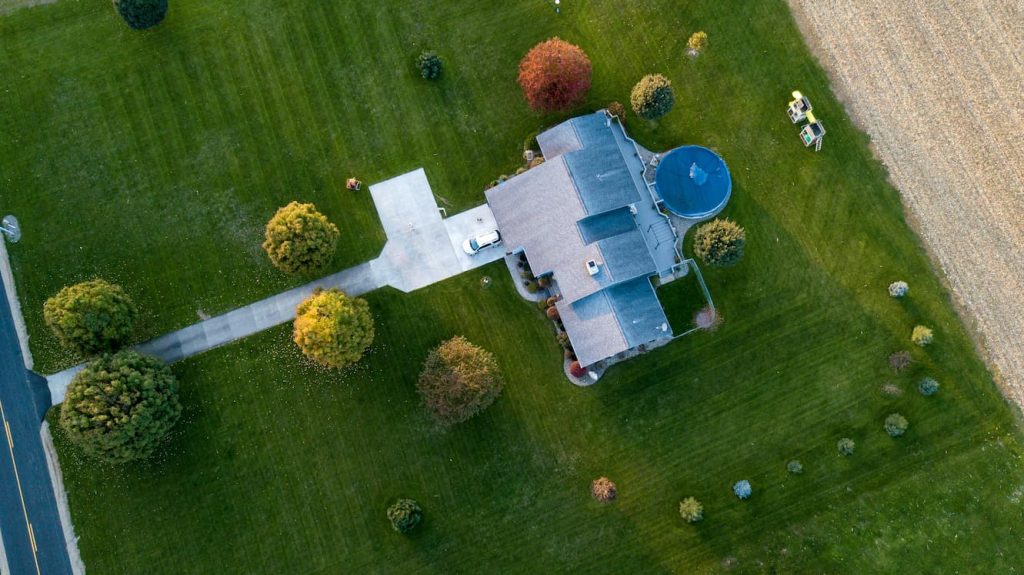 vue aérienne d'une allée de garage moderne en béton