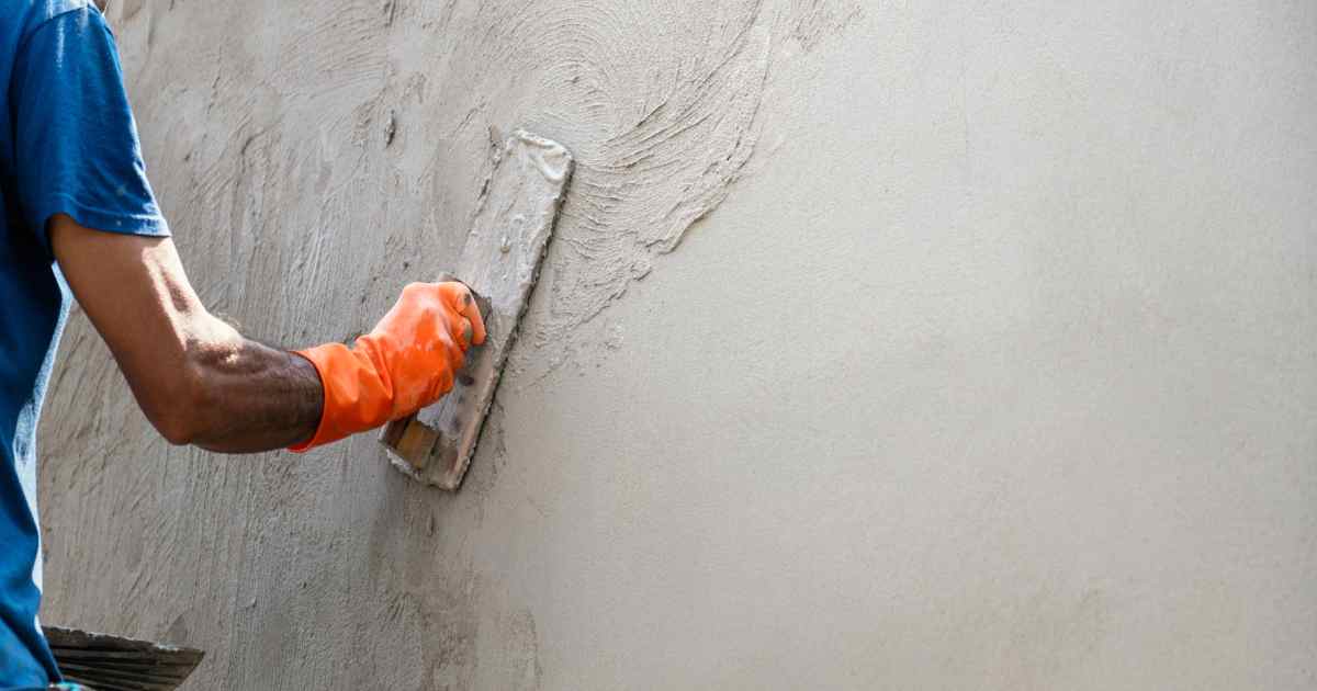 Man brengt cementpleister aan