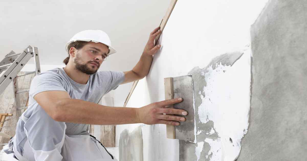 Man werkt met sierpleister